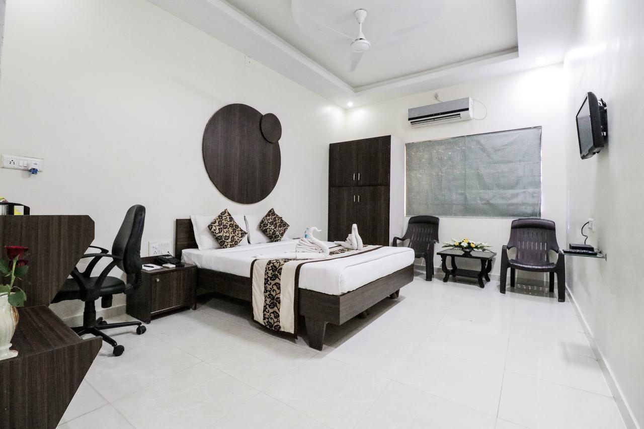 Whistling Meadows Otel Amhedabad Dış mekan fotoğraf